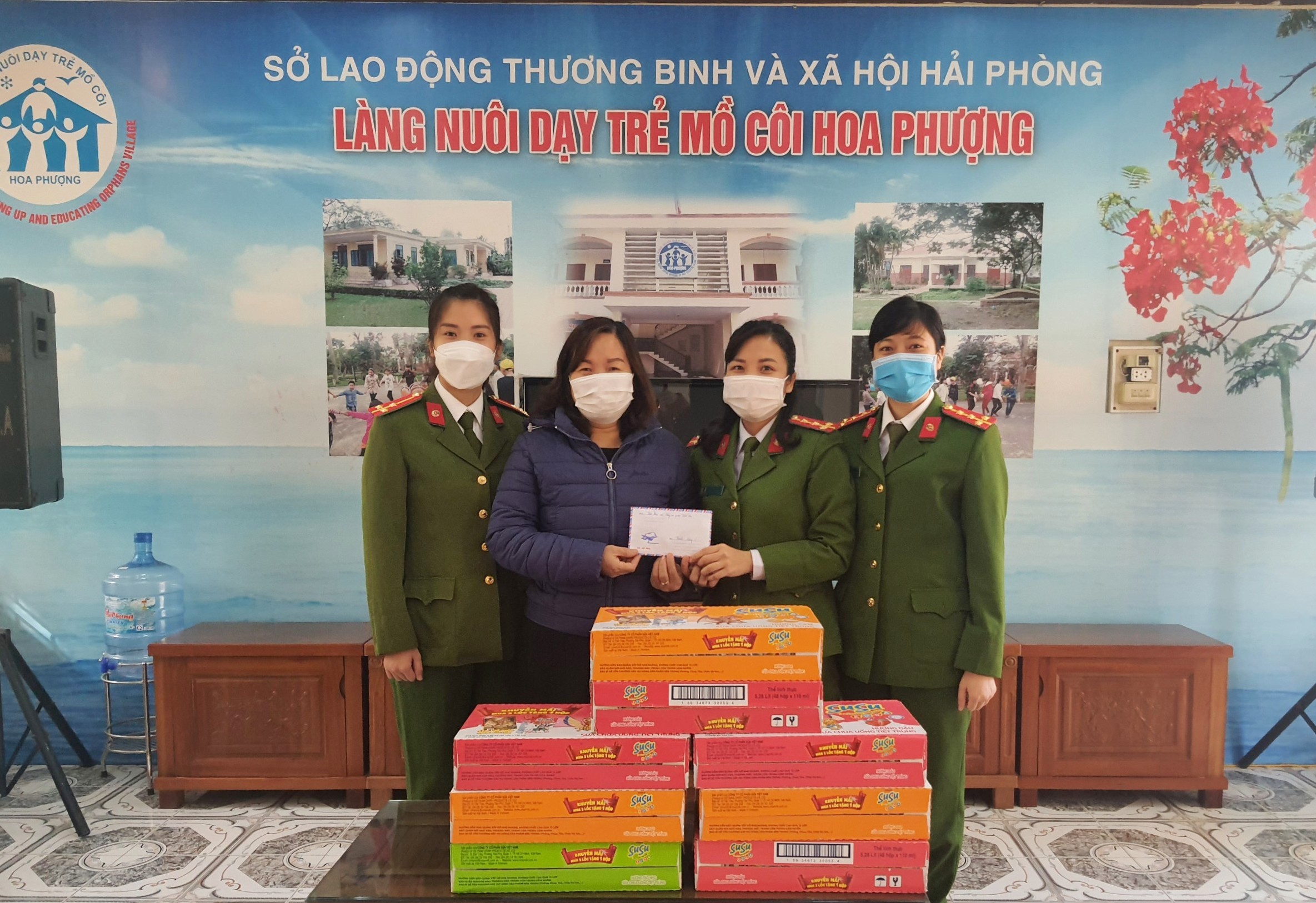 Hội phụ nữ Công an quận Hải An: Động viên, tặng quà Làng trẻ Hoa Phượng thành phố Hải Phòng